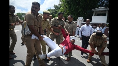 Workers of Samajwadi Party’s student wing protesting outside Raj Bhawan in Lucknow on Wednesday. (HT)