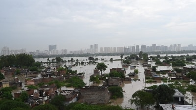 According to the Central Water Commission forecast, Yamuna continues to swell and will cross another crucial mark of 207.40-metre mark by 8 pm on Wednesday, putting the national capital on alert. The picture shows a view of flooded Vishwakarma colony near Jaitpur in New Delhi on Wednesday. (Arvind Yadav/HT Photo)