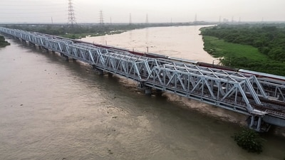 Due to the continuous rise in Yamuna's water level, the Old Iron Bridge, also known as the Loha Pul, has been shut for traffic.&nbsp; (ANI video Grab)