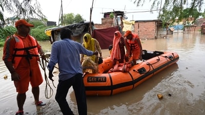 Due to the rising water level in Yamuna, rescue operation was carried out in low lying areas by several agencies including National Disaster Relief Force on Wednesday.&nbsp; (Arvind Yadav/HT Photo)
