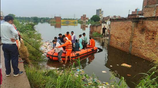 HO Balram Singh Beniwal, who led rescue efforts, said more than 700 people were shifted to safer places by Wednesday evening, including infants, the elderly and people with disabilities. (HT Photo)