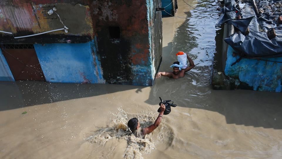 An earlier forecast, issued in the early hours of Wednesday, had said the river may stabilise and marginally dip to touch 206.76 metres by 8 pm. (Hindustan Times) An earlier forecast, issued in the early hours of Wednesday, had said the river may stabilise and marginally dip to touch 206.76 metres by 8 pm. (Hindustan Times)