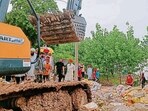 Villagers, along with armymen and other officials, working to safeguard the banks of Sutlej river by putting sandbags in Sasrali Colony on Thursday. (Gurpreet Singh/HT)