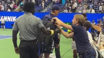 A fan tried to steal something from Jannik Sinner's bag. (Twitter) A fan tried to steal something from Jannik Sinner's bag. (Twitter)
