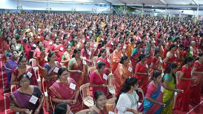 DPES campus in Kharadi set a new Guinness World Record for the ‘Most People Performing Diya Rotations Simultaneously’ when 1,724 women devotees performed aarti to Ganesh on Wednesday evening. (HT)