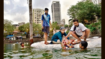 Mumbai, India - September 9, 2016: 5 days Ganpati immersion at Banganga Tank, Walkeshwar in Mumbai, India, on Friday, September 9, 2016. (Photo by Anshuman Poyrekar/Hindustan Times) (Anshuman Poyrekar/HT PHOTO)