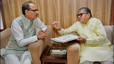 Punjab governor Gulab Chand Kataria submitting his report on the flood situation in the five border districts to Union agriculture minister Shivraj Chouhan at the airport in Amritsar on Thursday. (HT Photo) Punjab governor Gulab Chand Kataria submitting his report on the flood situation in the five border districts to Union agriculture minister Shivraj Chouhan at the airport in Amritsar on Thursday. (HT Photo)