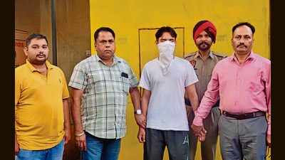 The accused after his arrest by vigilance officials in Ludhiana on Thursday. (HT Photo)