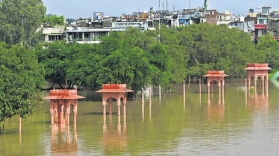 Vasudev Ghat submerged in over flowing Yamuna on Wednesday. (Vipin Kumar/HT Photo) (HT_PRINT) Vasudev Ghat submerged in over flowing Yamuna on Wednesday. (Vipin Kumar/HT Photo) (HT_PRINT)