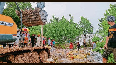 Villagers, along with armymen and other officials, working to safeguard the banks of Sutlej river by putting sandbags in Sasrali Colony on Thursday. (Gurpreet Singh/HT) Villagers, along with armymen and other officials, working to safeguard the banks of Sutlej river by putting sandbags in Sasrali Colony on Thursday. (Gurpreet Singh/HT)