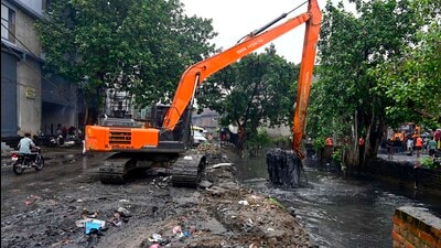 Work underway to clean the Buddha Nullah in Shivpuri area on Thursday. (Gurpreet Singh/HT) Work underway to clean the Buddha Nullah in Shivpuri area on Thursday. (Gurpreet Singh/HT)