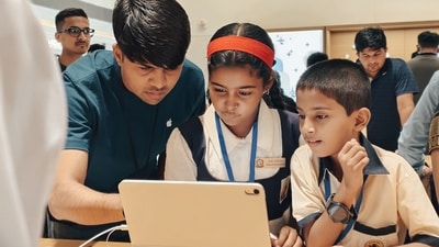An Apple Koregaon Park employee demonstrates iPad's functionality to school students. (Shaurya Sharma - HT) An Apple Koregaon Park employee demonstrates iPad's functionality to school students. (Shaurya Sharma - HT)