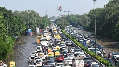 Heavy traffic snarl was seen at Ring road near ISBT Kashmere gate in New Delhi on Thursday after Yamuna river water entered roads (Arvind Yadav/Hindustan Times) Heavy traffic snarl was seen at Ring road near ISBT Kashmere gate in New Delhi on Thursday after Yamuna river water entered roads (Arvind Yadav/Hindustan Times)