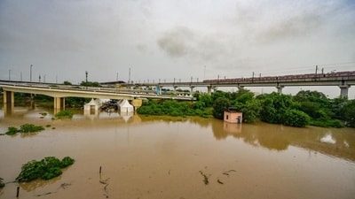 Visuals show the swollen Yamuna near Mayur Vihar, which created a flood-like situation. ( (Raj K Raj /Hindustan Times)) Visuals show the swollen Yamuna near Mayur Vihar, which created a flood-like situation. ( (Raj K Raj /Hindustan Times))