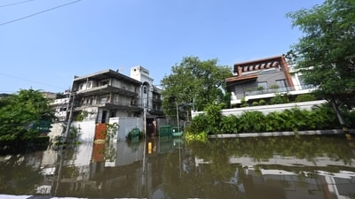 Water entered Delhi's residential area near Bela road after rising Yamuna water levels on Thursday (Arvind Yadav/Hindustan Times) Water entered Delhi's residential area near Bela road after rising Yamuna water levels on Thursday (Arvind Yadav/Hindustan Times)