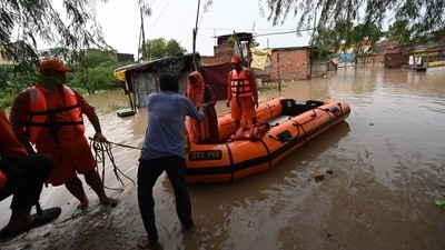 Rescue operation by NDRF after the Yamuna water entered in Vishwakarma colony near Jaitpur in New Delhi on Wednesday (Arvind Yadav/Hindustan Times) Rescue operation by NDRF after the Yamuna water entered in Vishwakarma colony near Jaitpur in New Delhi on Wednesday (Arvind Yadav/Hindustan Times)
