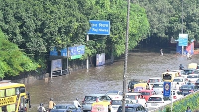 Vehicles were seen wading through water after severe waterlogging near Delhi's Ring road on Thursday (Arvind Yadav/Hindustan Times) Vehicles were seen wading through water after severe waterlogging near Delhi's Ring road on Thursday (Arvind Yadav/Hindustan Times)