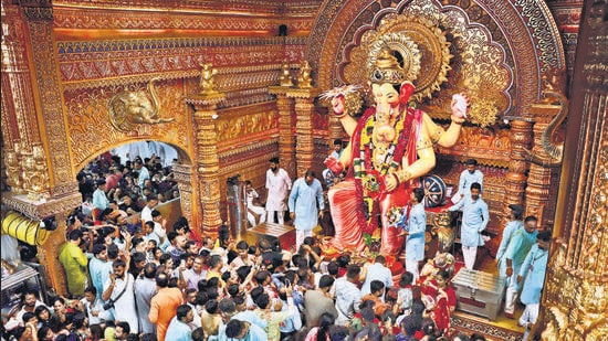 Mumbai, India – 04, Sept 2025: Huge crowd of devotees at Lalbaug, for Ganpati Darshan, in Mumbai, India, on Thursday, Sept 04, 2025. (Photo by Bhushan Koyande/HT Photo)