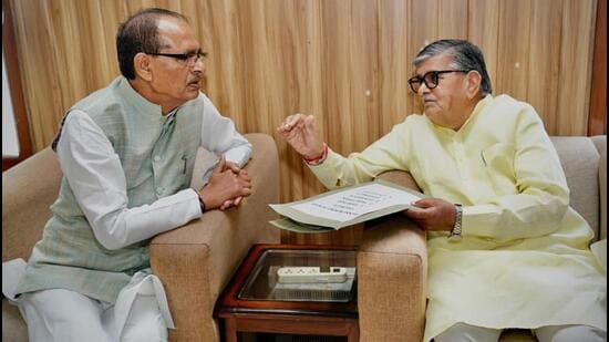 Punjab governor Gulab Chand Kataria submitting his report on the flood situation in the five border districts to Union agriculture minister Shivraj Chouhan at the airport in Amritsar on Thursday. (HT Photo)