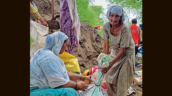 Ratni, 90, on the banks of Sutlej near Machhiwara. (HT Photo)