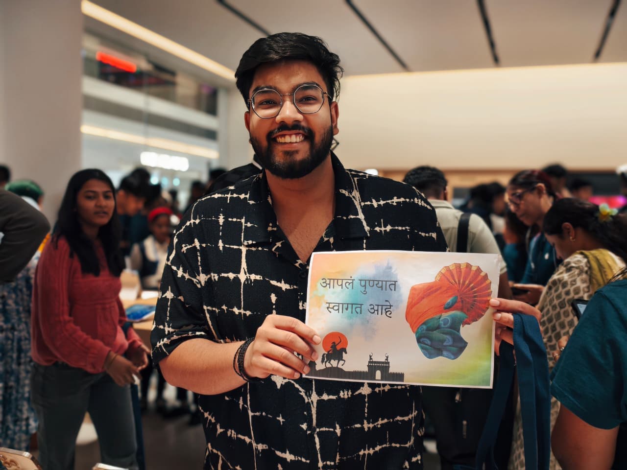 An Apple fan with a placard saying: Apple, welcome to Pune (translated). (Shaurya Sharma - HT) An Apple fan with a placard saying: Apple, welcome to Pune (translated). (Shaurya Sharma - HT)