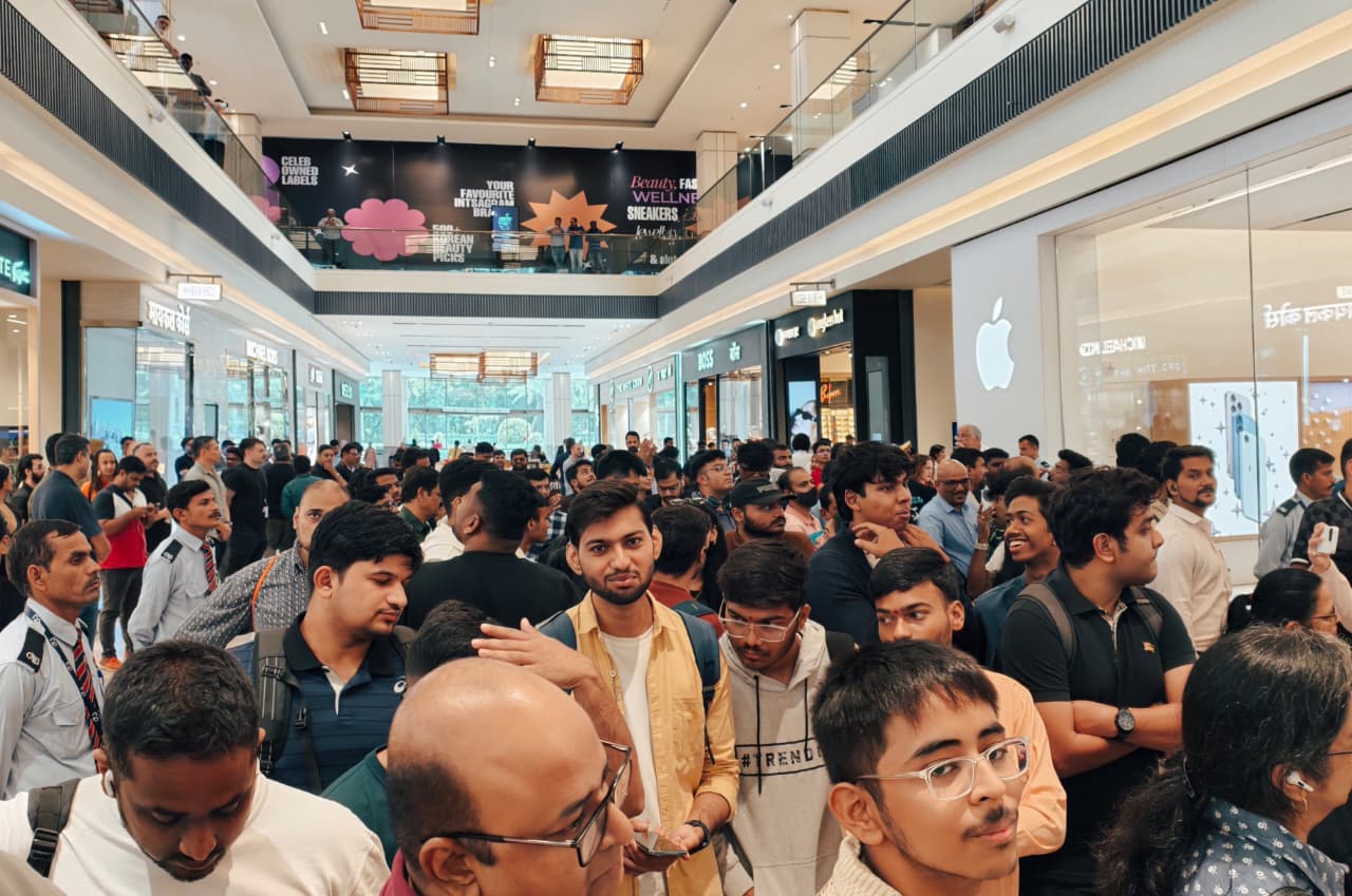 Apple fans awaiting the store opening. (Shaury Sharma - HT) Apple fans awaiting the store opening. (Shaury Sharma - HT)