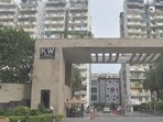 Hundreds of residents at KW Shristi high-rise in Raj Nagar Extension have been facing long and frequent power outages since Tuesday night in Ghaziabad. (Sakib Ali/HT PHOTO) Hundreds of residents at KW Shristi high-rise in Raj Nagar Extension have been facing long and frequent power outages since Tuesday night in Ghaziabad. (Sakib Ali/HT PHOTO)