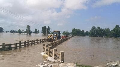 A submerged bridge as the Sutlej overflows at Kawanala Pattan in Fazilka district of Punjab on Friday. (HT Photo)