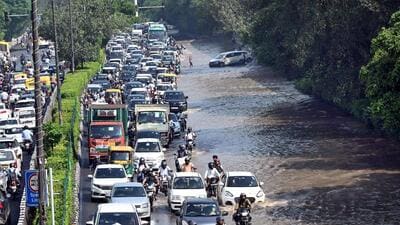 A waterlogged road following the increasing Yamuna water level. (HT PHOTO)