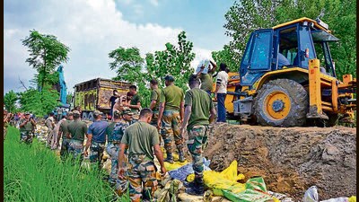 Army personnel build a bundh by putting sandbags at Sasrali Colony in Ludhiana on Friday. (Gurpreet Singh/HT) Army personnel build a bundh by putting sandbags at Sasrali Colony in Ludhiana on Friday. (Gurpreet Singh/HT)