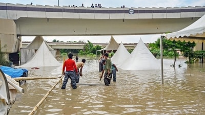 Residents remove temporary relief camps after Yamuna floodwaters entered the area, at Mayur Vihar in New Delhi on Thursday. (Raj K Raj / Hindustan Times) Residents remove temporary relief camps after Yamuna floodwaters entered the area, at Mayur Vihar in New Delhi on Thursday. (Raj K Raj / Hindustan Times)