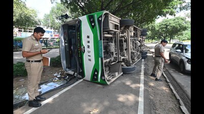 Electric bus overturned outside Parade Ground Road at Sector 17 in Chandigarh on Friday morning. (Keshav Singh/HT) Electric bus overturned outside Parade Ground Road at Sector 17 in Chandigarh on Friday morning. (Keshav Singh/HT)