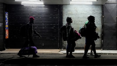 Venezuelan and Haitians migrants, who decided to return to return to South America after spending months in Mexico, following the new U.S. immigration policies under President Donald Trump, cross the border, in Paso Canoa, Costa Rica, (Reuters file)