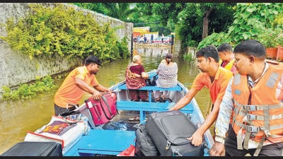 The Yamuna’s rising waters forced people in several parts of the city to evacuate their homes. (HT PHOTO) The Yamuna’s rising waters forced people in several parts of the city to evacuate their homes. (HT PHOTO)