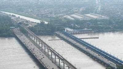The water level at the Okhla barrage stood at 2,35,550 cusecs on Friday. (Sunil Ghosh / HT PHOTO) The water level at the Okhla barrage stood at 2,35,550 cusecs on Friday. (Sunil Ghosh / HT PHOTO)