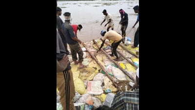 Villagers trying to strengthen an embankment in Fazilka on Friday. (HT) Villagers trying to strengthen an embankment in Fazilka on Friday. (HT)