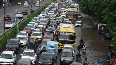 Vehicles were seen crawling amid a trafic snarl at Bela Road after Yamuna water entered roads (Vipin Kumar/Hindustan Times) Vehicles were seen crawling amid a trafic snarl at Bela Road after Yamuna water entered roads (Vipin Kumar/Hindustan Times)