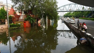 Yamuna water reached Bela road near Vidhansabha in New Delhi on Friday, despite receding waterlogging was seen. (Vipin Kumar/Hindustan Times) Yamuna water reached Bela road near Vidhansabha in New Delhi on Friday, despite receding waterlogging was seen. (Vipin Kumar/Hindustan Times)