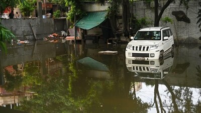 Water was also seen entering residential areas near Delhi's Bela road after Yamuna water entered low lying areas (Vipin Kumar/Hindustan Times) Water was also seen entering residential areas near Delhi's Bela road after Yamuna water entered low lying areas (Vipin Kumar/Hindustan Times)