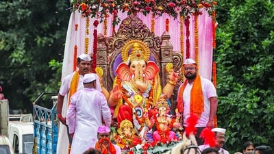 Devotees gather during the immersion of the Idol of Lord Ganesh, in Uttar Pradesh's Lucknow. (ANI) Devotees gather during the immersion of the Idol of Lord Ganesh, in Uttar Pradesh's Lucknow. (ANI)