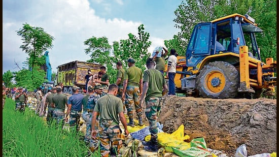 Army personnel build a bundh by putting sandbags at Sasrali Colony in Ludhiana on Friday. (Gurpreet Singh/HT)