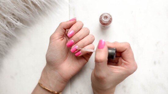 Gel vs acrylic nail paint (Pexels)