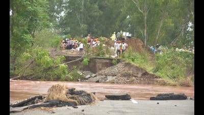 A road caved in due to the surging Ravi river at Ghonewal village in Ramdas, Amritsar, on Saturday. (Sameer Sehgal/HT) A road caved in due to the surging Ravi river at Ghonewal village in Ramdas, Amritsar, on Saturday. (Sameer Sehgal/HT)