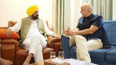AAP leader Manish Sisodia met Punjab chief minister Bhagwant Mann at a private hospital in Mohali on Saturday and enquired after his health. (HT file photo)