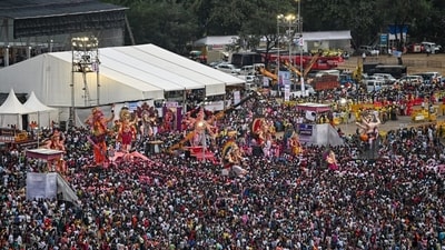 A huge crowd of devotees flock the Mumbai seashore as they gather to say goodbye to Lord Ganesh as the ten day long festival ended today. (Raju Shinde/Hindustan Times) A huge crowd of devotees flock the Mumbai seashore as they gather to say goodbye to Lord Ganesh as the ten day long festival ended today. (Raju Shinde/Hindustan Times)