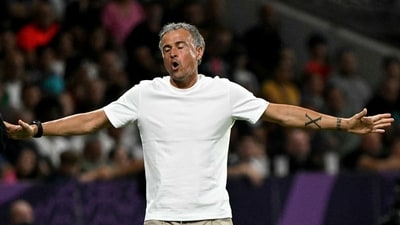 Paris Saint-Germain's Spanish head coach, Luis Enrique, reacts during the French L1 football match against Toulouse FC. (AFP)