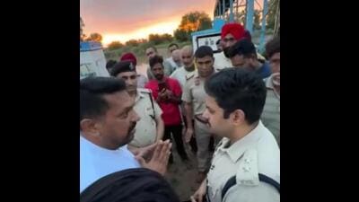 Farmers from Punjab clashed with Haryana Police while demanding the sluice gates at the Jansui headworks in Ambala district be shut on Thursday lest the Tangri river overflows and floods their fields in Dudhan Sadhan block of Patiala district. (HT Photo)