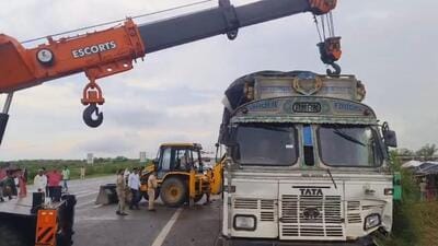 Following the accident, the truck driver parked the vehicle on the expressway and fled the spot. (Sourced) Following the accident, the truck driver parked the vehicle on the expressway and fled the spot. (Sourced)