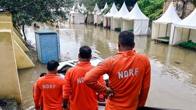 National disaster response force (NDRF) personell overlook a relief camp flooded by the swollen Yamuna in Delhi. (Vipin Kumar/ANI) National disaster response force (NDRF) personell overlook a relief camp flooded by the swollen Yamuna in Delhi. (Vipin Kumar/ANI)