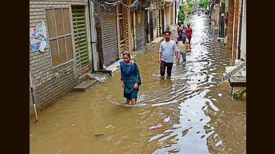 Residents make their way in flooded Shivaji Nagar. (Gurpreet Singh/HT) Residents make their way in flooded Shivaji Nagar. (Gurpreet Singh/HT)